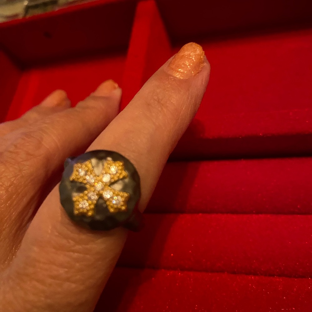 Elegant Gold and Black Floral Ring